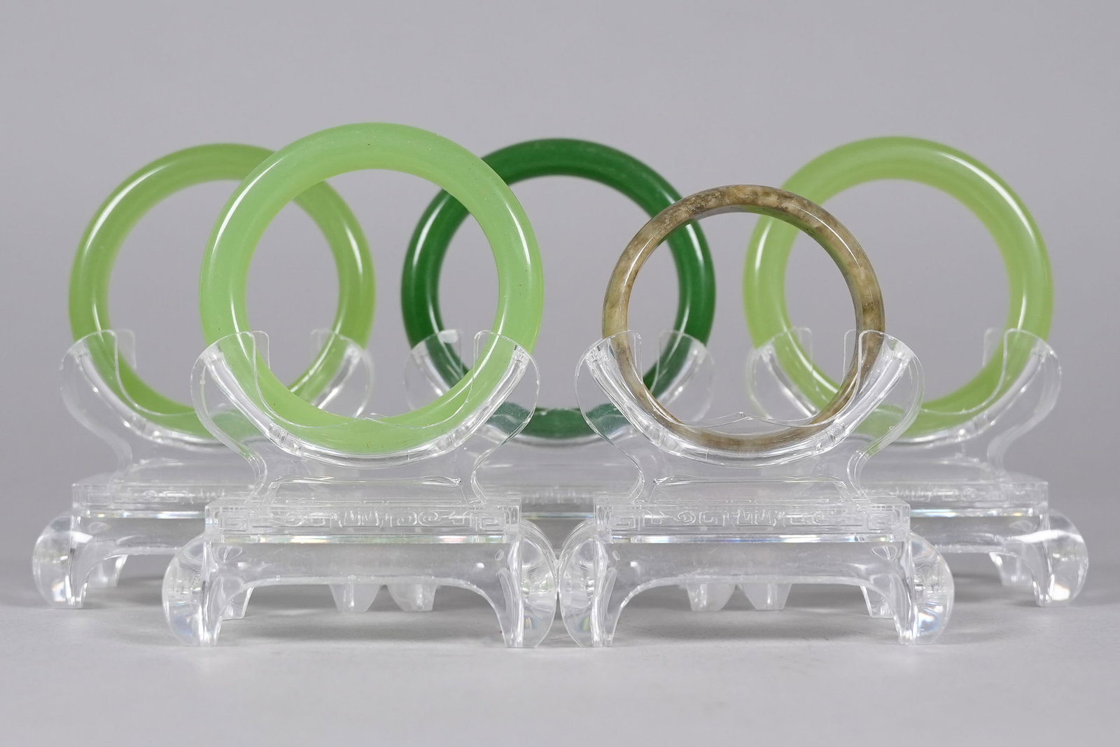 Lots Chinese fine bangles: Lots Chinese fine bangles.