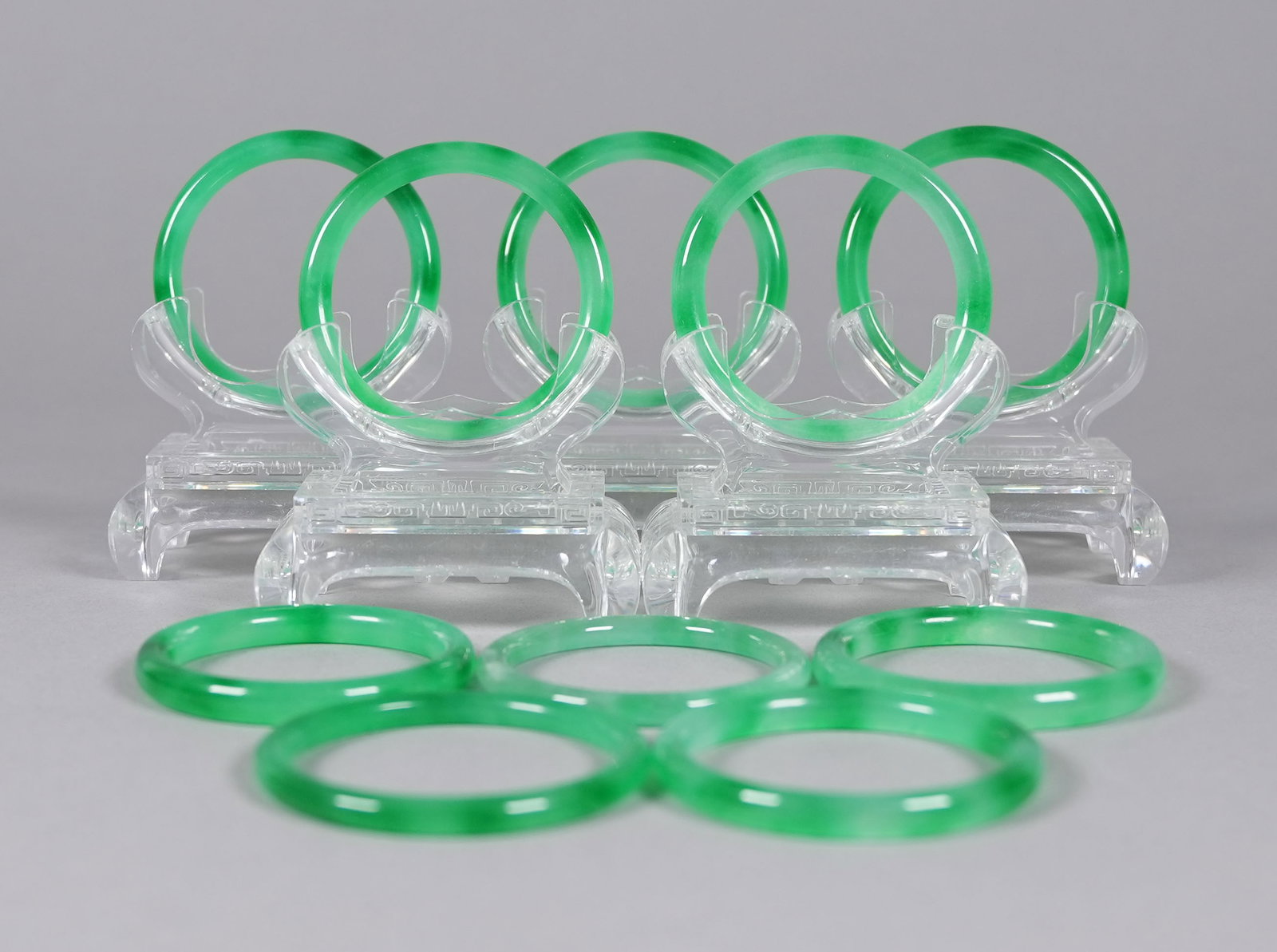 Lots Chinese green bangles: Lots Chinese fine green bangles.