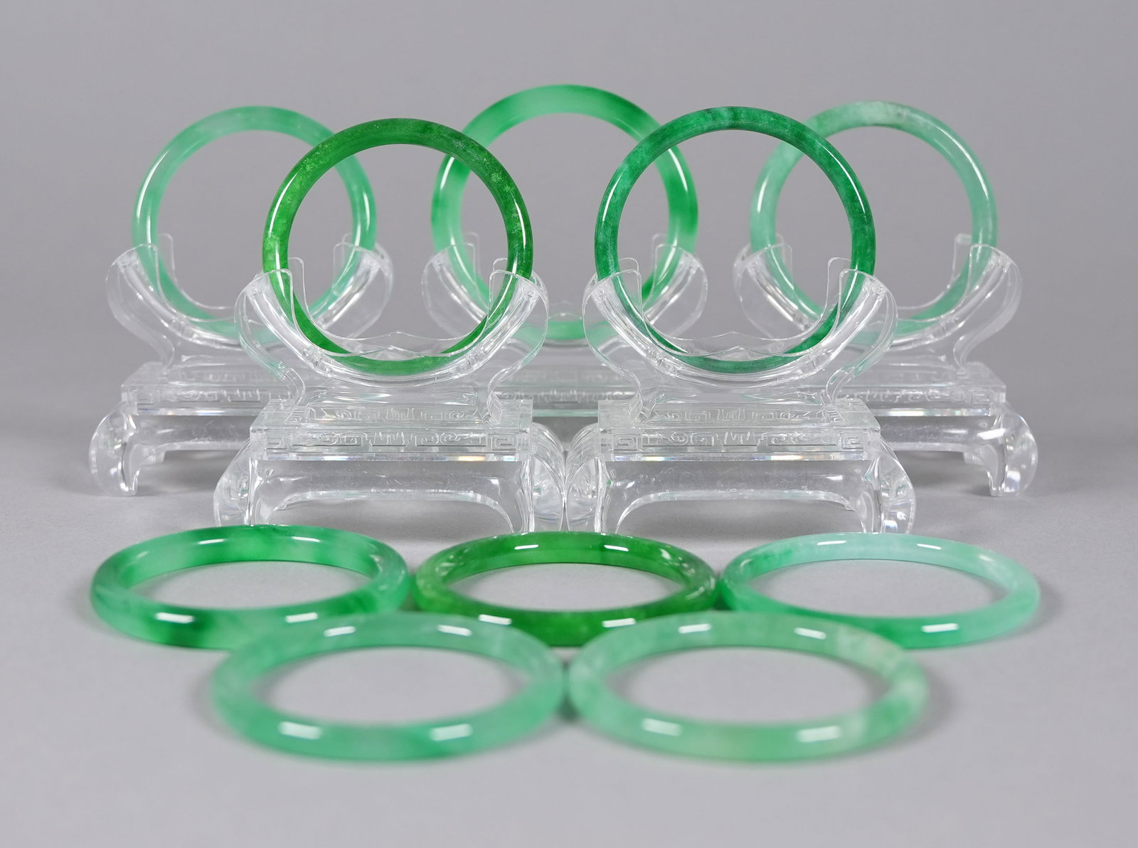 Lots Chinese fine green bangles: Lots Chinese fine green bangles.