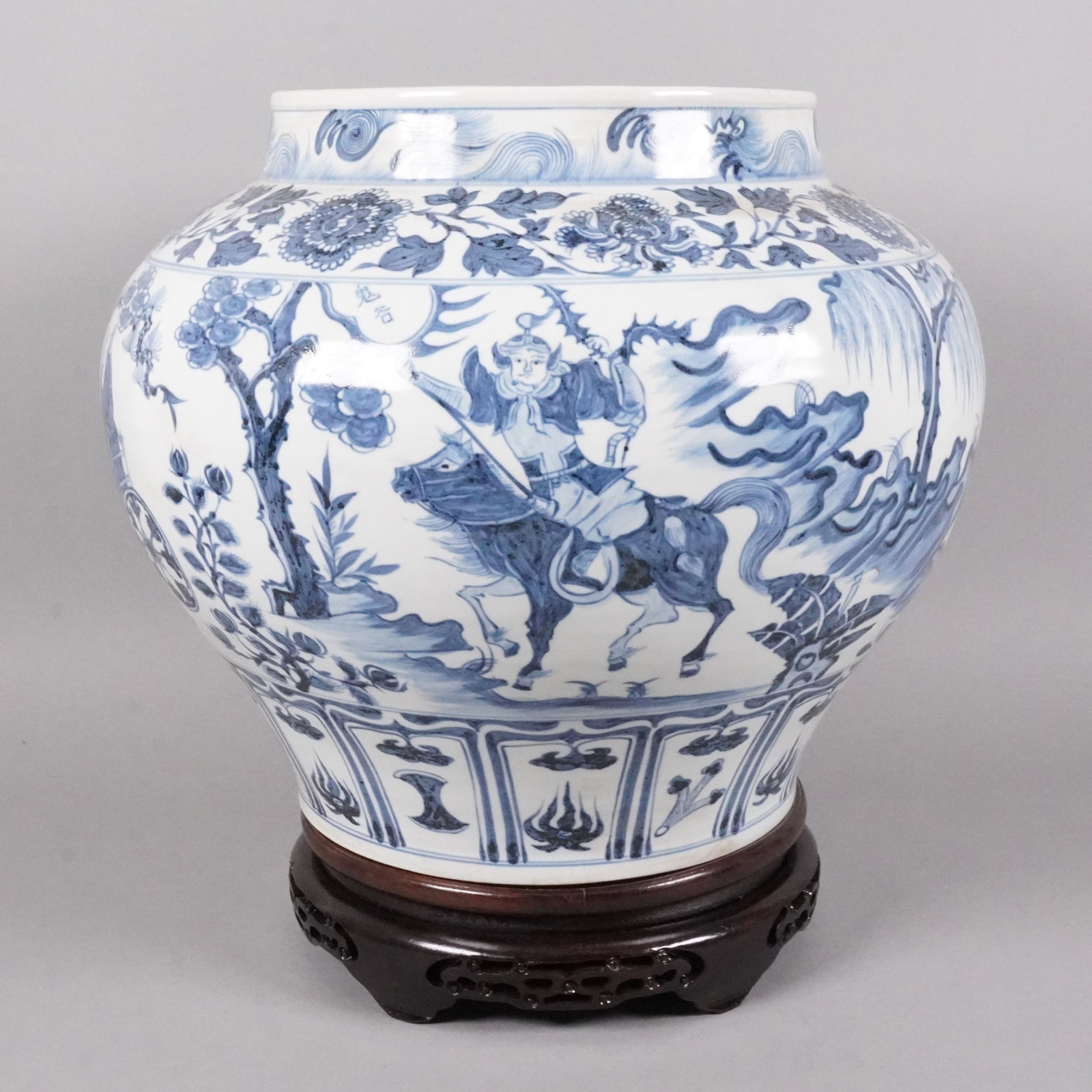 Chinese fine b/w large jar: Chinese fine blue and white large jar. H: 11.4" x W: 14."