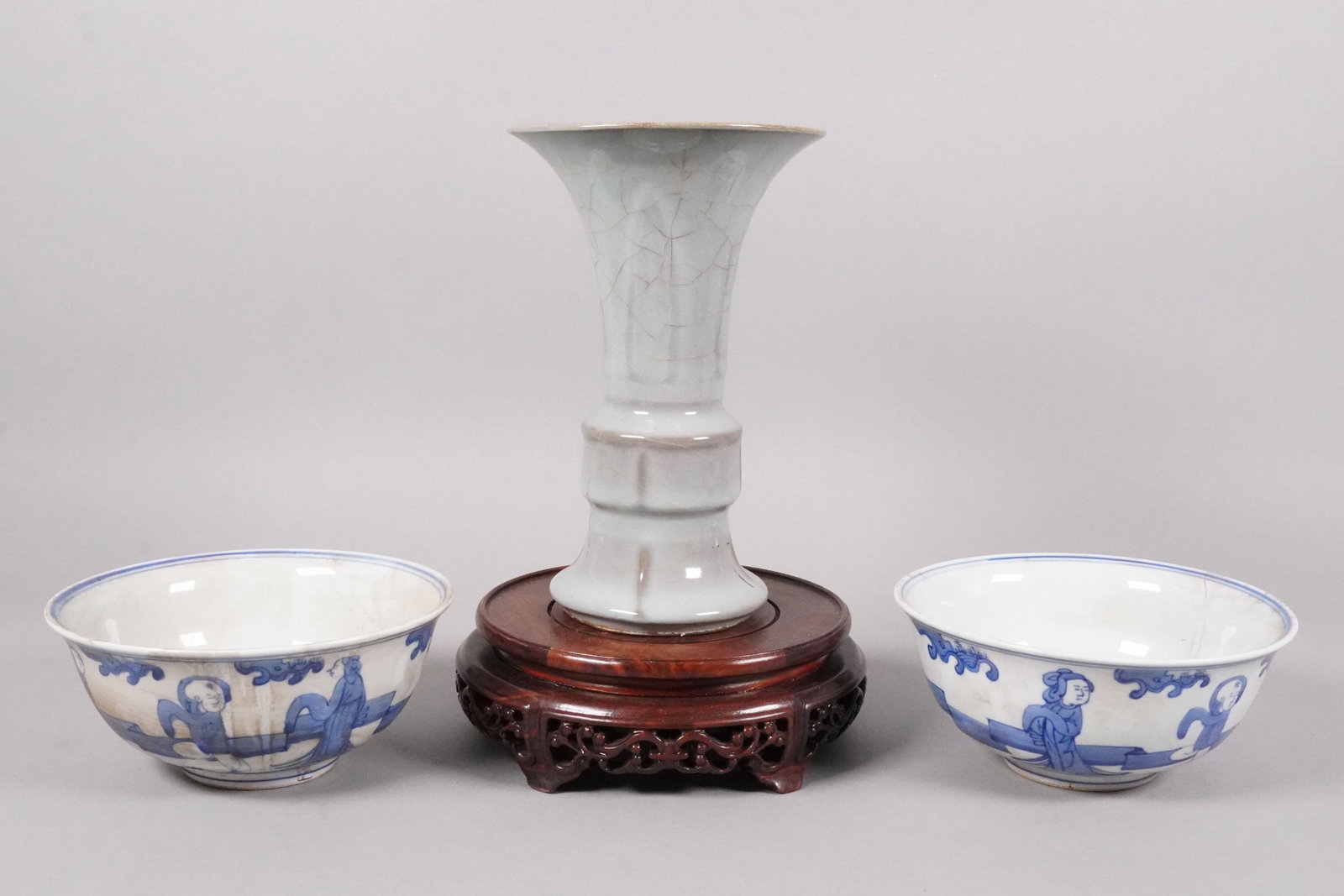 Lots Chinese fine porcelain vase: Lots Chinese fine porcelain vase. H: 8" x W: 5.1."