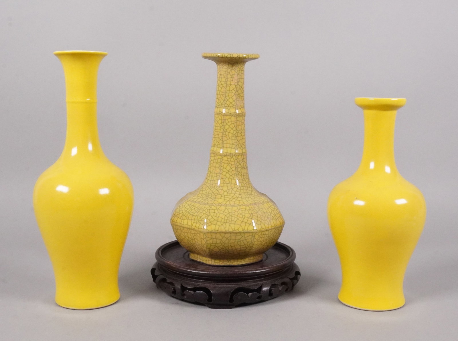 3 Chinese fine vase: 3 Chinese fine vase, largest H: 10.2" x W: 4.1."