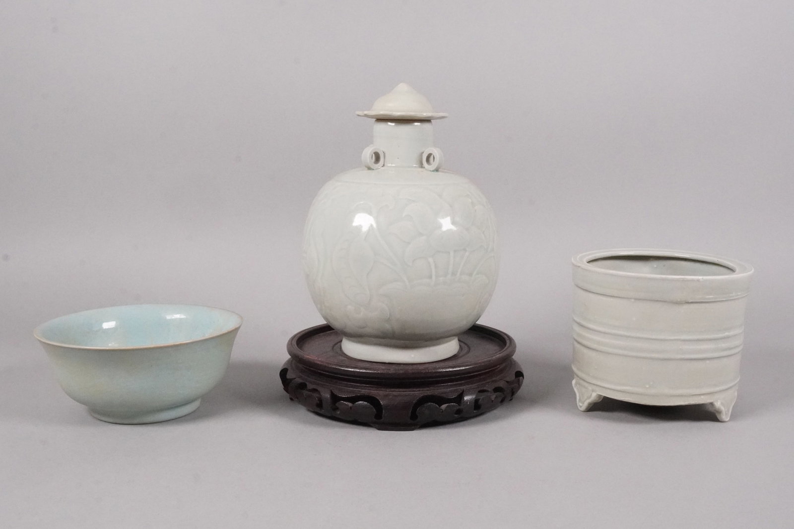 3 Chinese ceramics: 3 Chinese ceramics, largest H: 7.2" x w: 5.5."