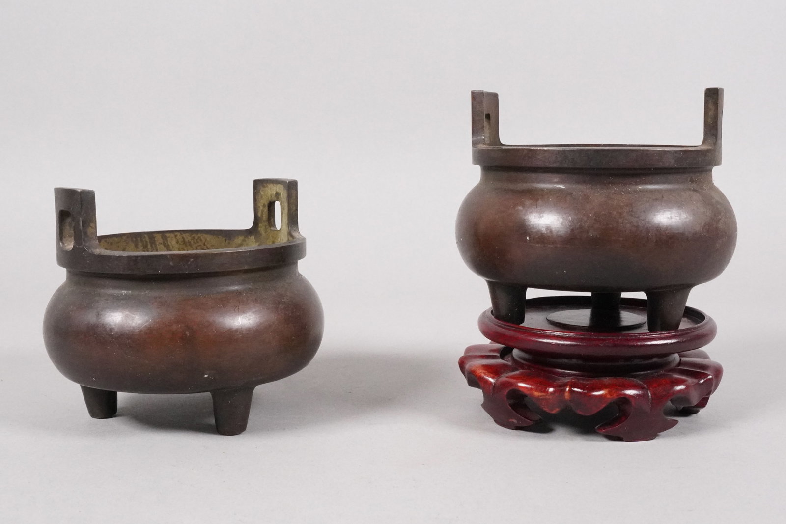 2 Chinese bronze heavy censers: 2 Chinese fine bronze censers. H: 3.5" x W: 4.2."
