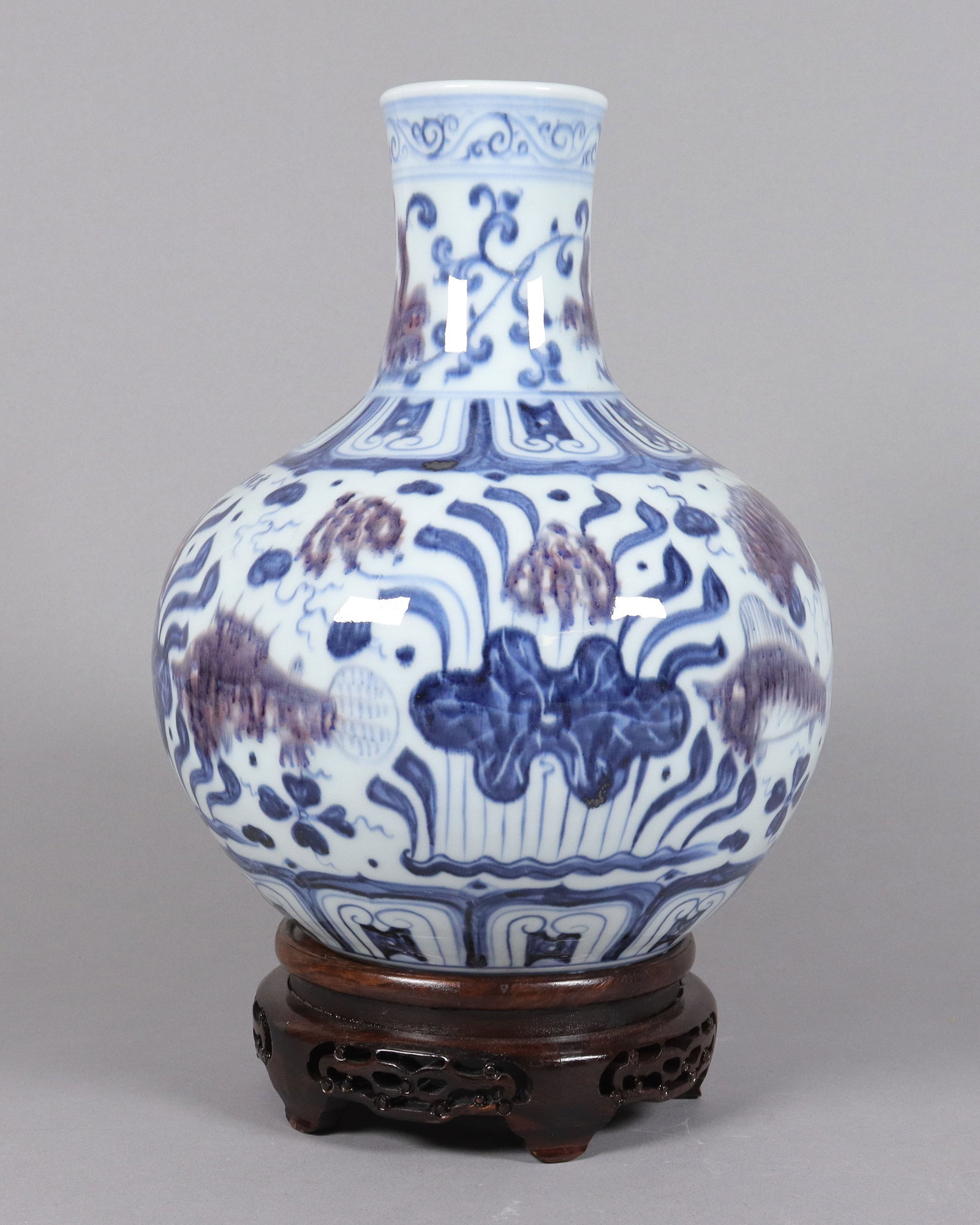 Chinese fine b/w porcelain vase: Chinese fine blue and white porcelain vase. H: 11" x W: 8."