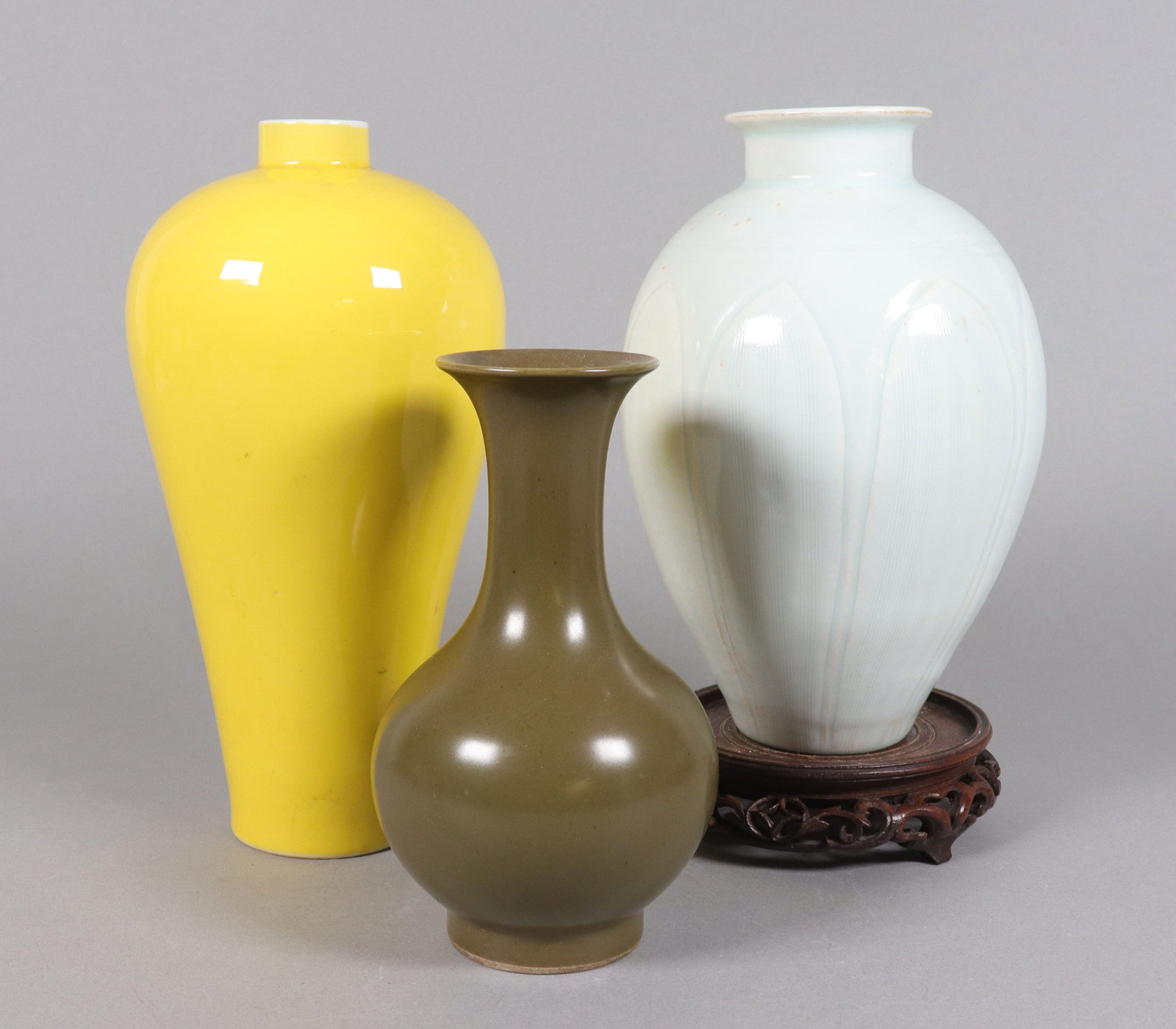 3 Chinese fine vase: 3 Chinese fine vase, largest H: 8.5" x W: 4."