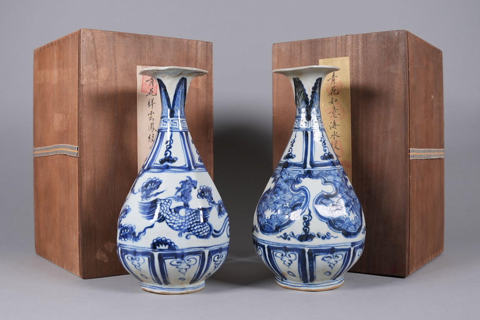 2 Chinese b/w fine vase with wooden box: 2 Chinese b/w fine vase with wooden box. H: 10.2" x W: 5.5."