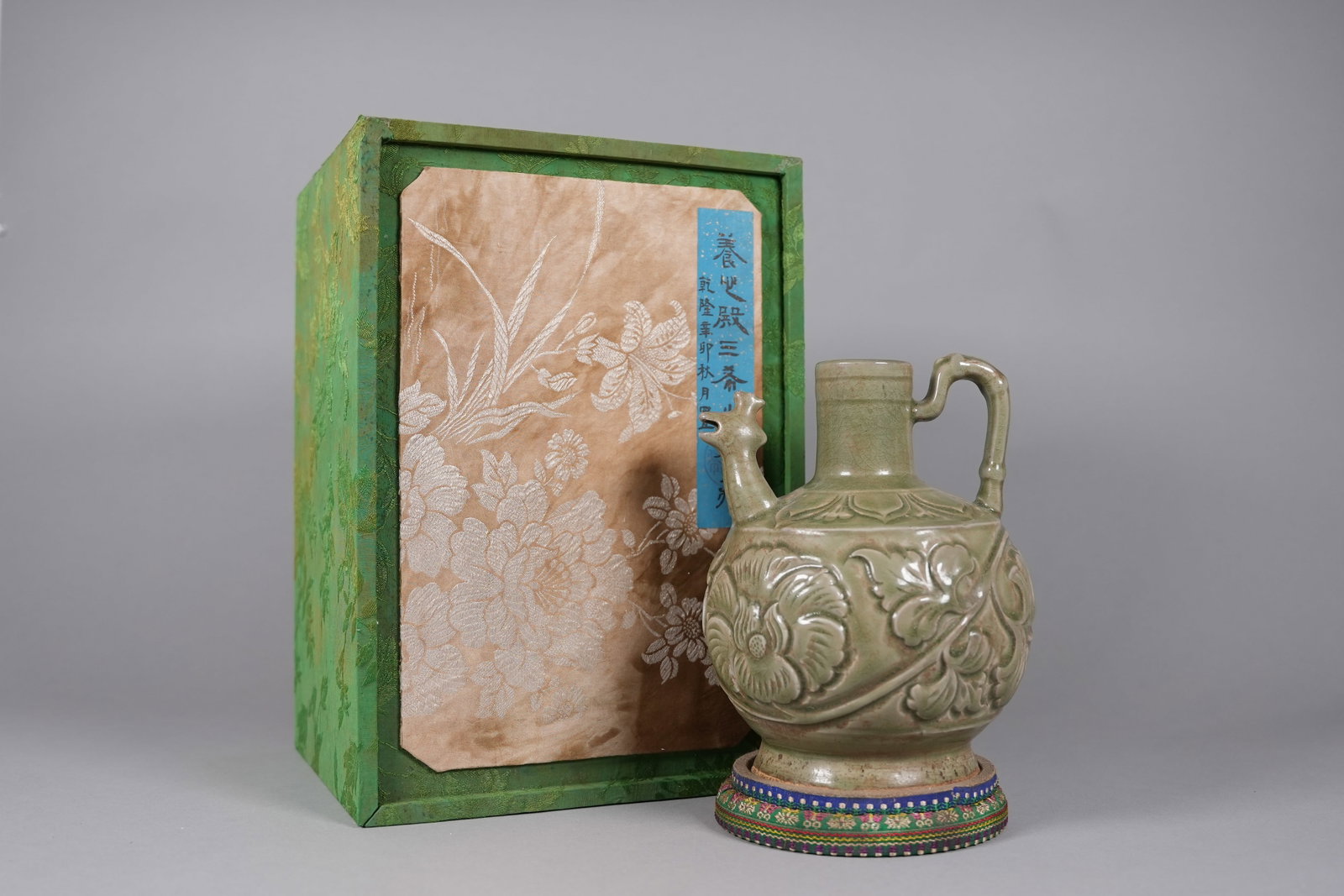 Chinese fine green vase with fitted box: Chinese fine green vase with fitted box. H: 8.2" x W: 6.3."