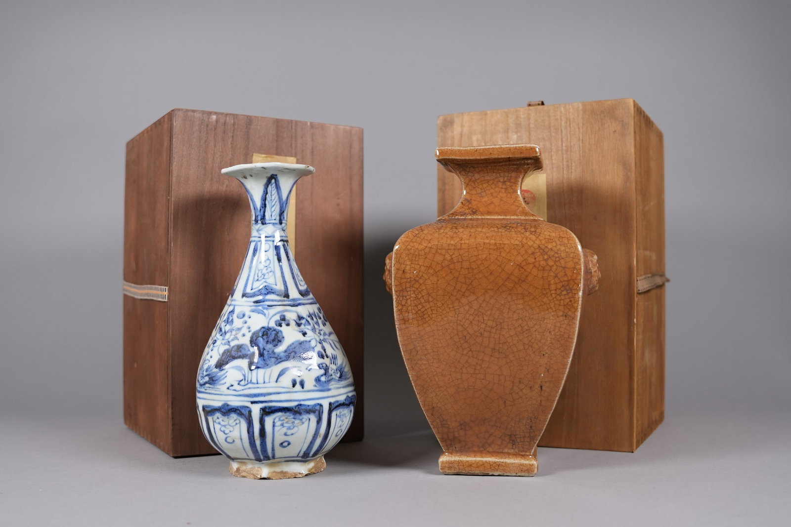 2 Chinese fine vase with wooden box: 2 Chinese fine vase with wooden box. Largest H: 11" x W: 7.6."