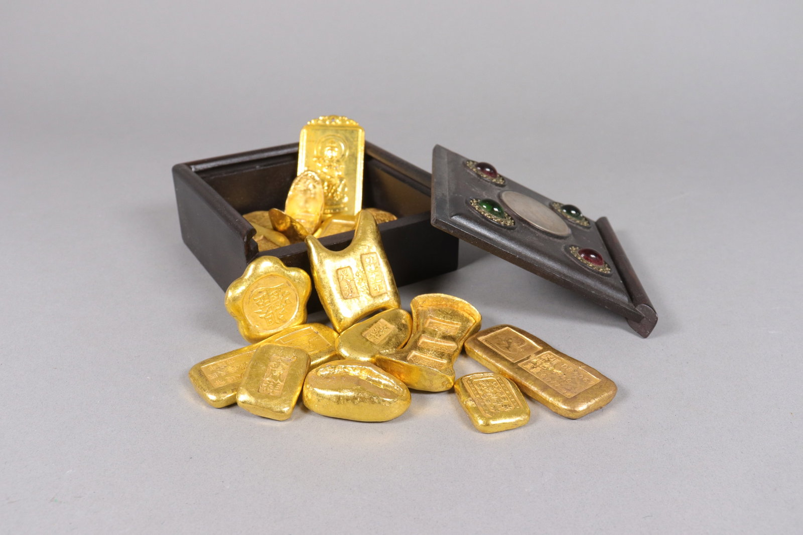 Lots Chinese ingots ungraded: Lots Chinese ingots ungraded, we do not guarantee its grading, age, material, engraving and carvings. Condition selling it as is. All sales are final, no return.