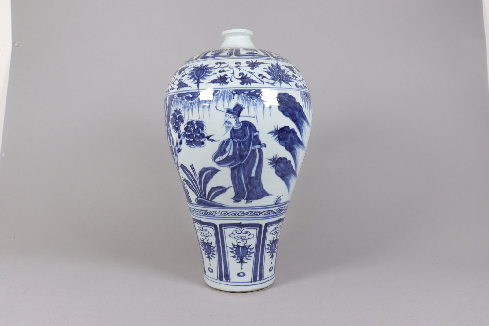 Chinese tall b/w fine vase: Chinese tall b/w fine vase. H: 17.25" x W: 9.75."