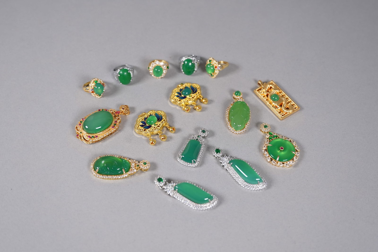Lots Chinese apple green jewelry: Lots Chinese fine apple green jewelry.