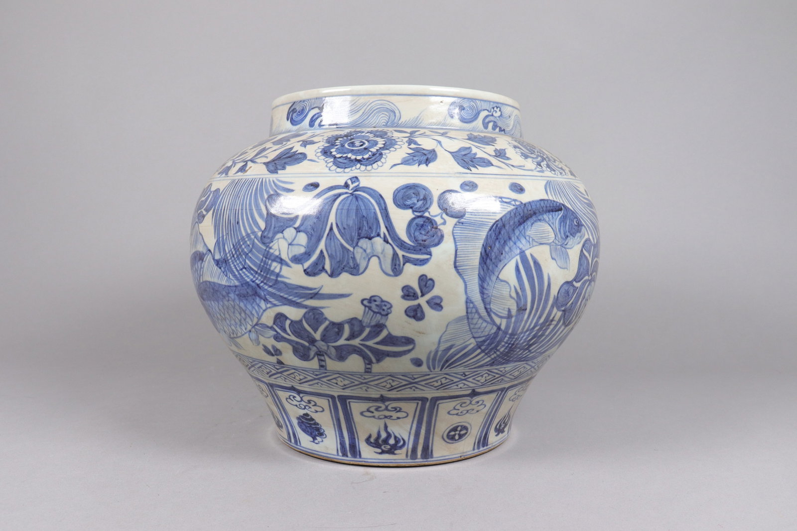Chinese fine antique b/w jar: Chinese fine antique blue and white jar. H: 11.5" x W: 12."