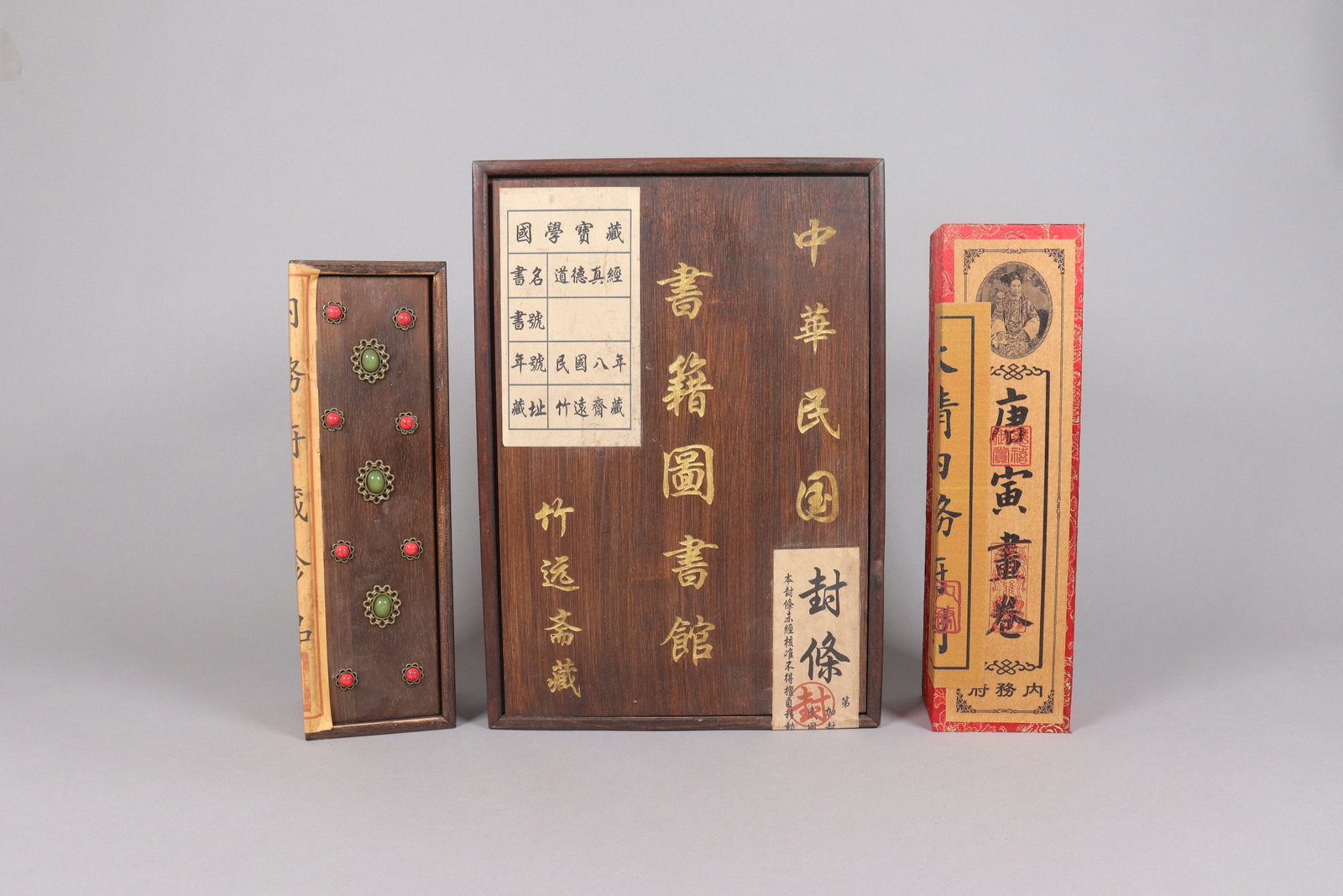 Lots Chinese scrolls and album: Lots Chinese scrolls and albums, sealed in box.