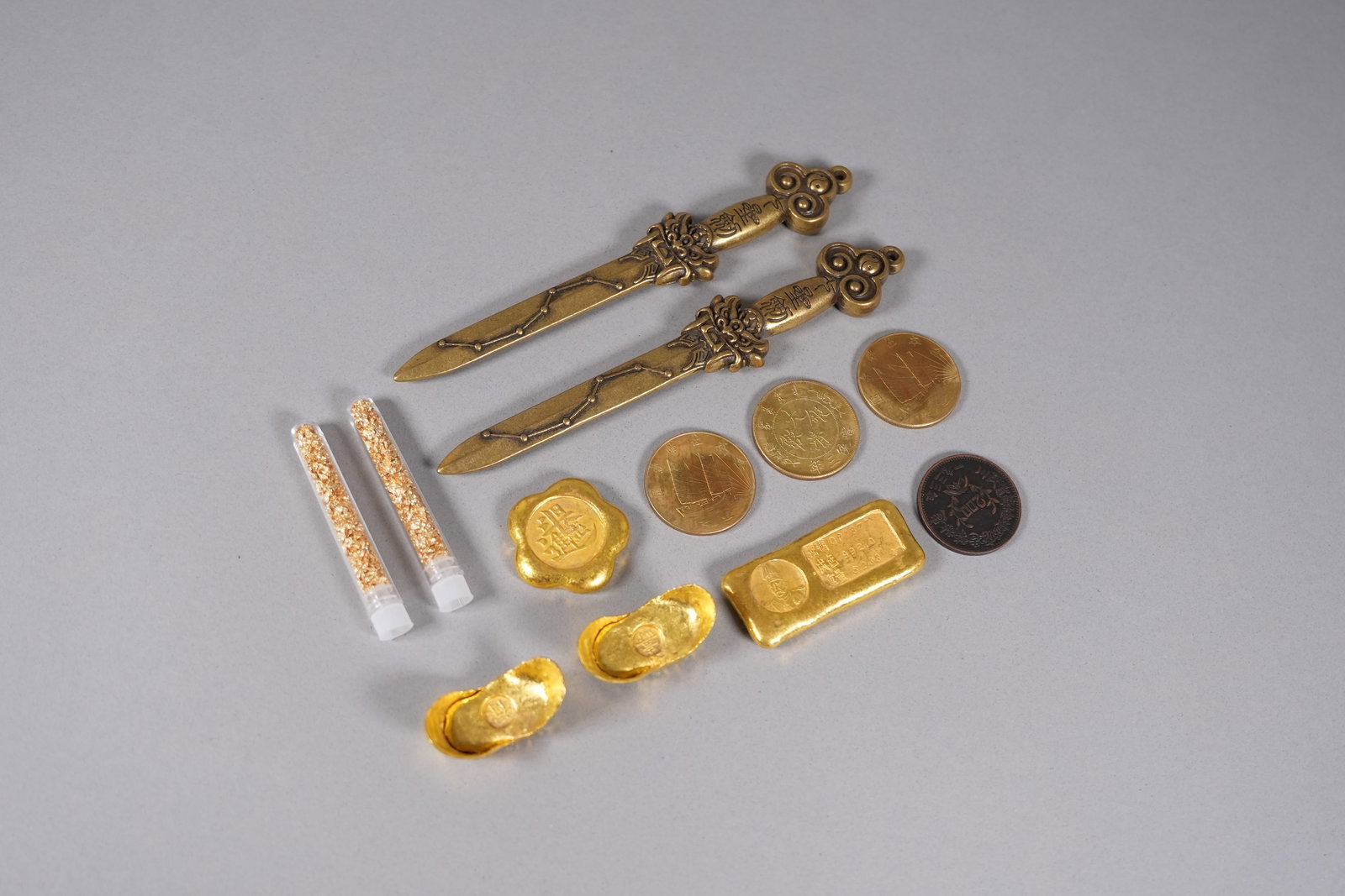 Lots Chinese fine items ungraded: Lots Chinese fine items ungraded. We do not guarantee its material, age, grading, engravings, or carvings. All sales are final, no return. As is condition.