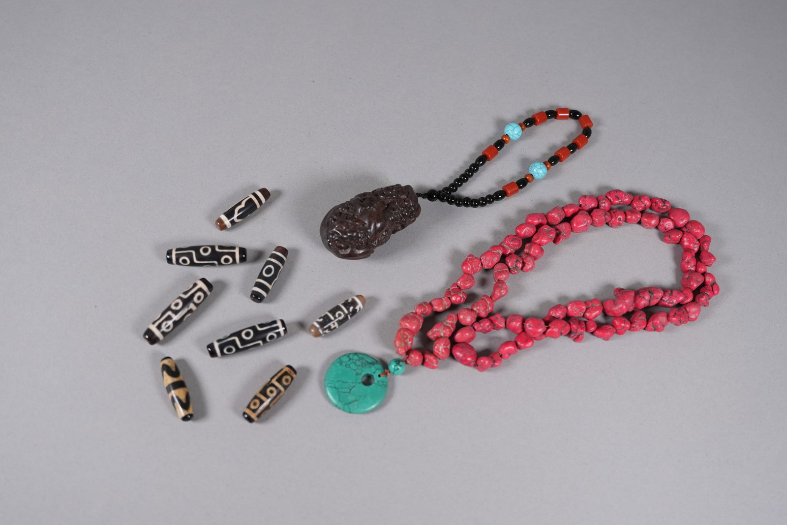 Lots Tibetan dzi bead and others: Lots Tibetan dzi beads and other.