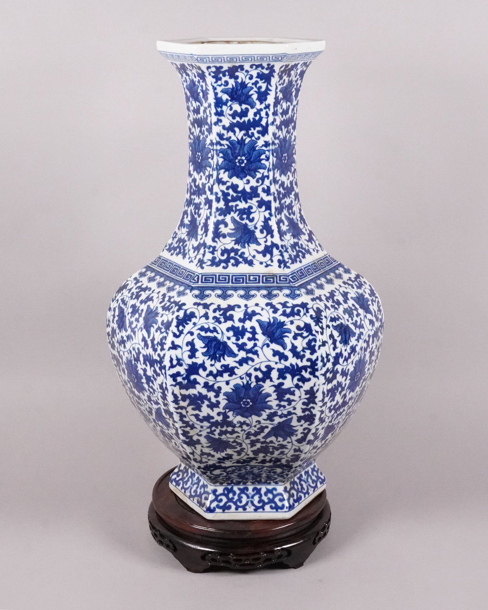 Chinese tall b/w vase: Chinese fine tall b/w vase. H: 20.5" x W: 13."