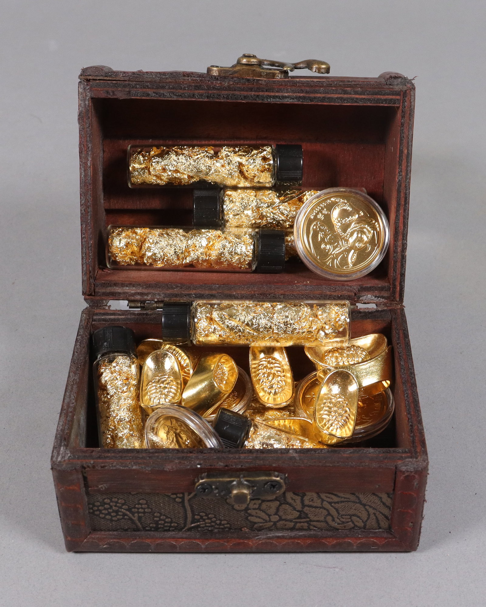 Lots Chinese ingots ungraded: Lots Chinese ingots ungraded. We do not guarantee its material, age, grading, carvings and engravings. All sales are final, no return. Condition selling it as is.