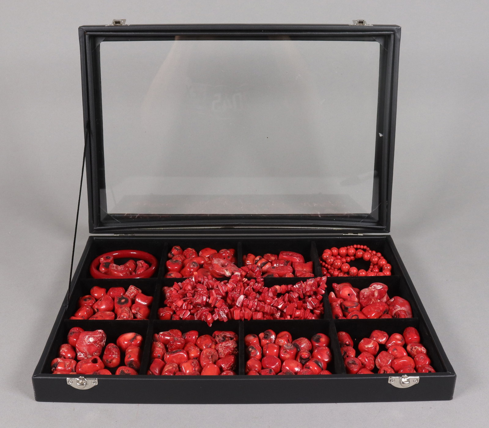 Lots Chinese corals in box: Lots Chinese corals in box.