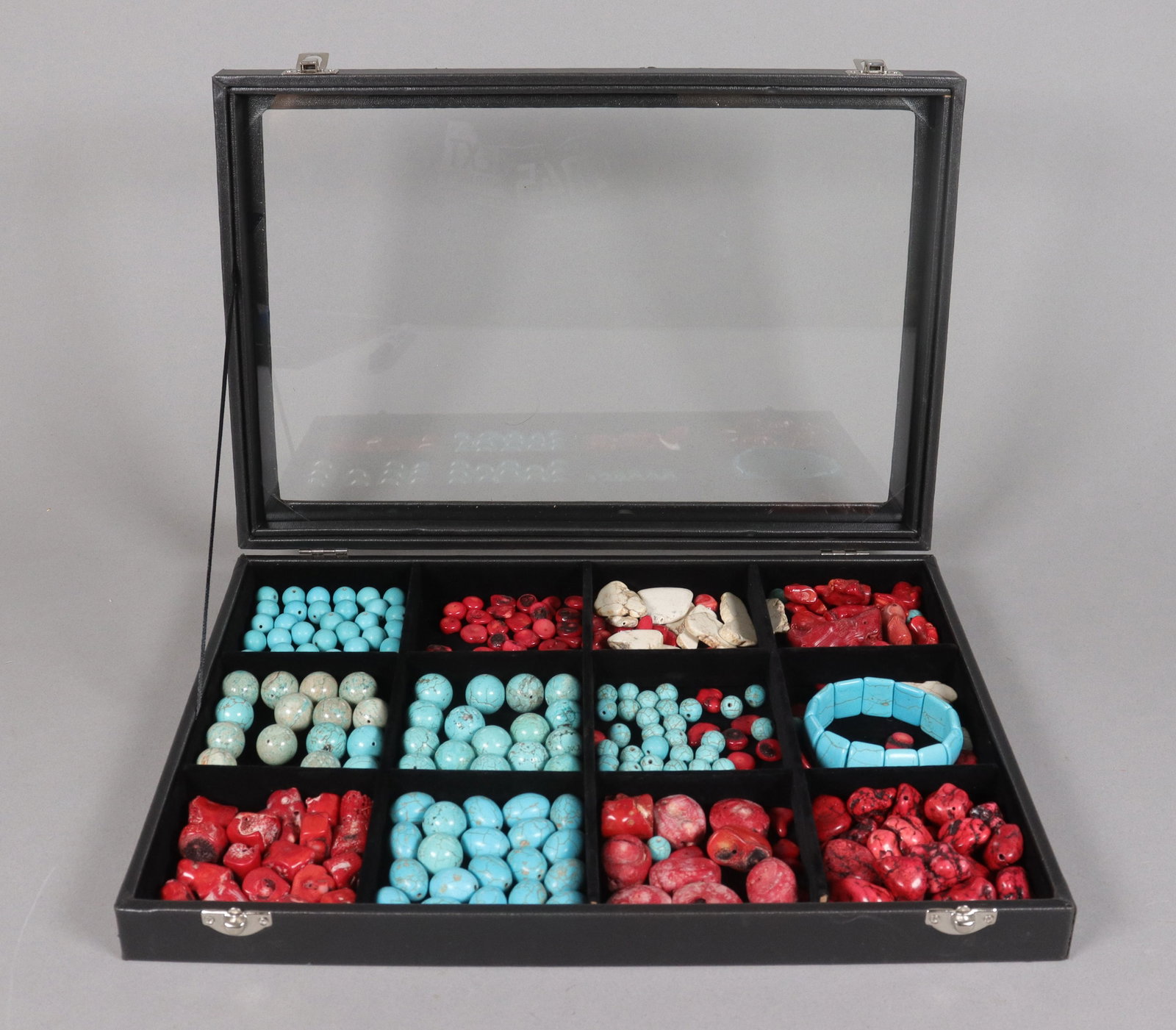 Lots Chinese corals in box: Lots Chinese corals in box.