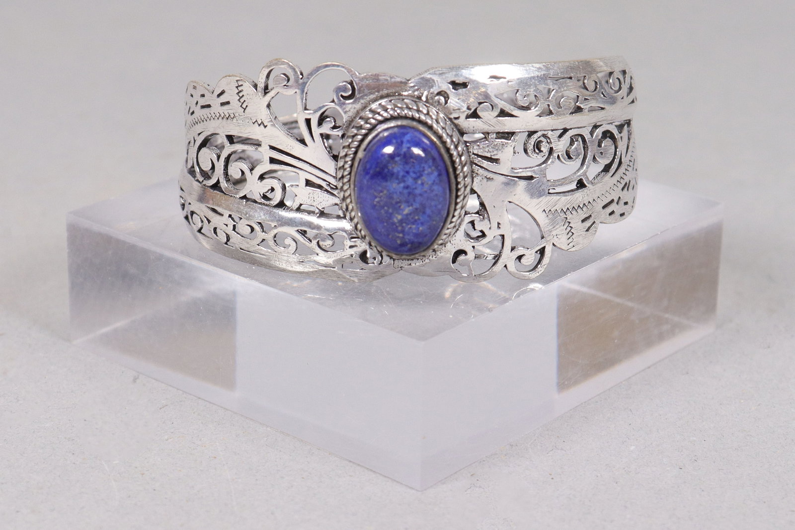A vintage fine carved bangle: A vintage fine carved bangle.