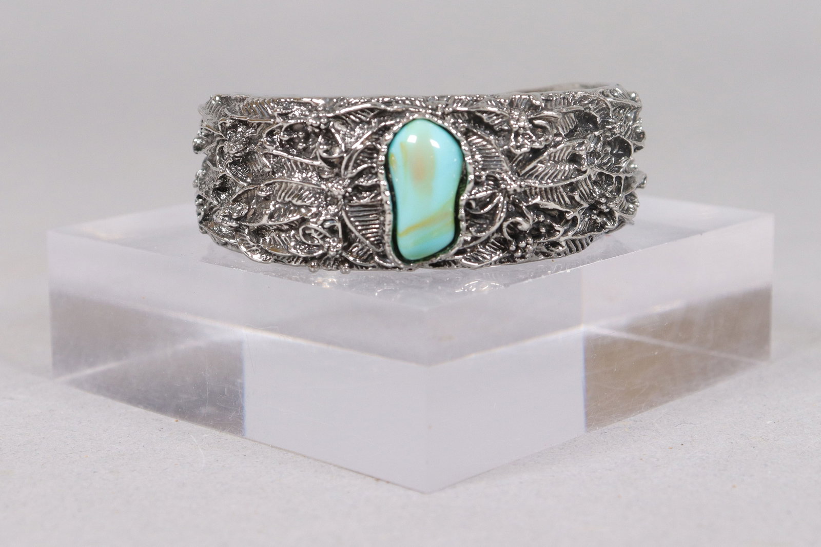 A vintage fine carved bangle: A vintage fine carved bangle.