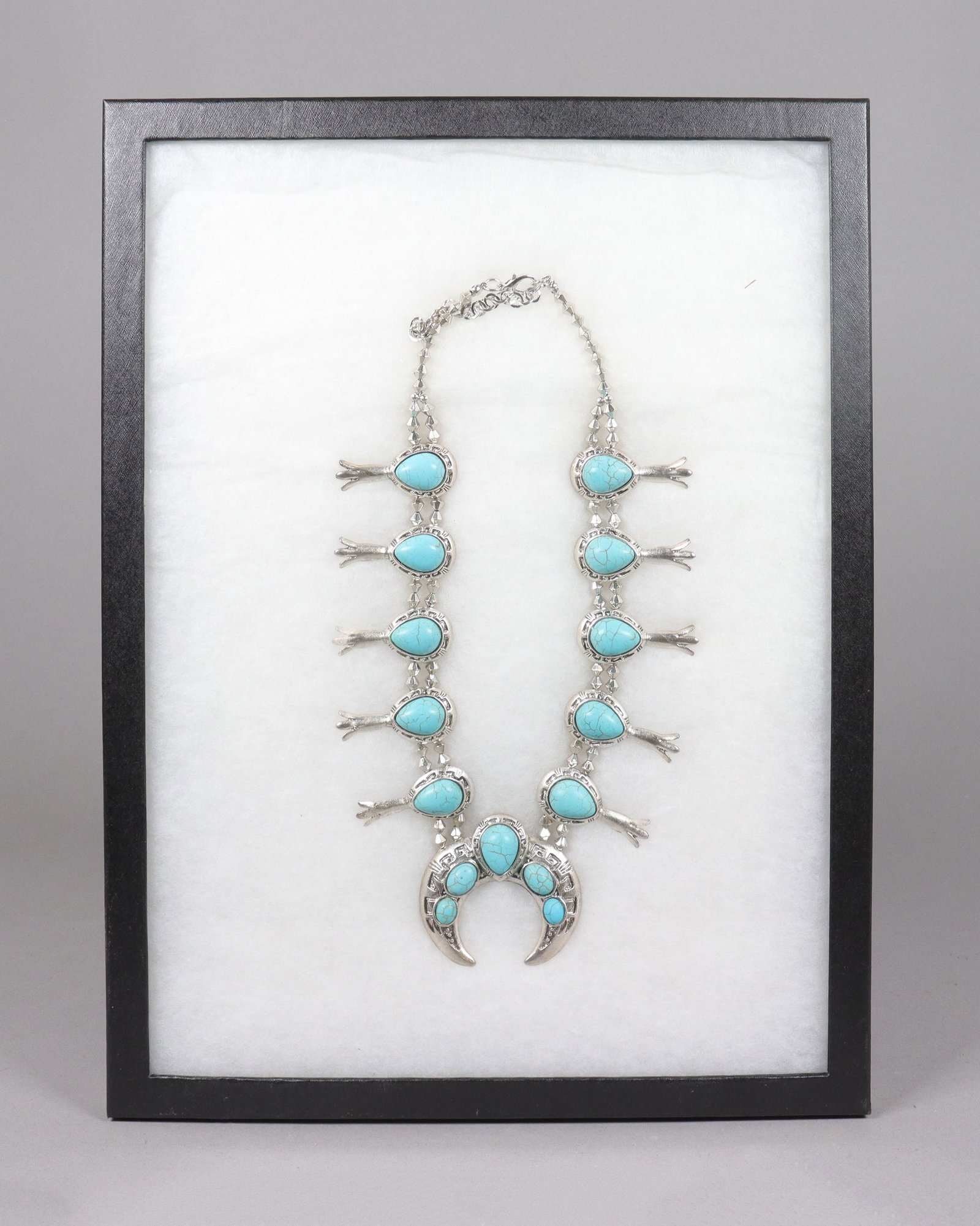 A fine turquoise necklace: A fine turquoise necklace.