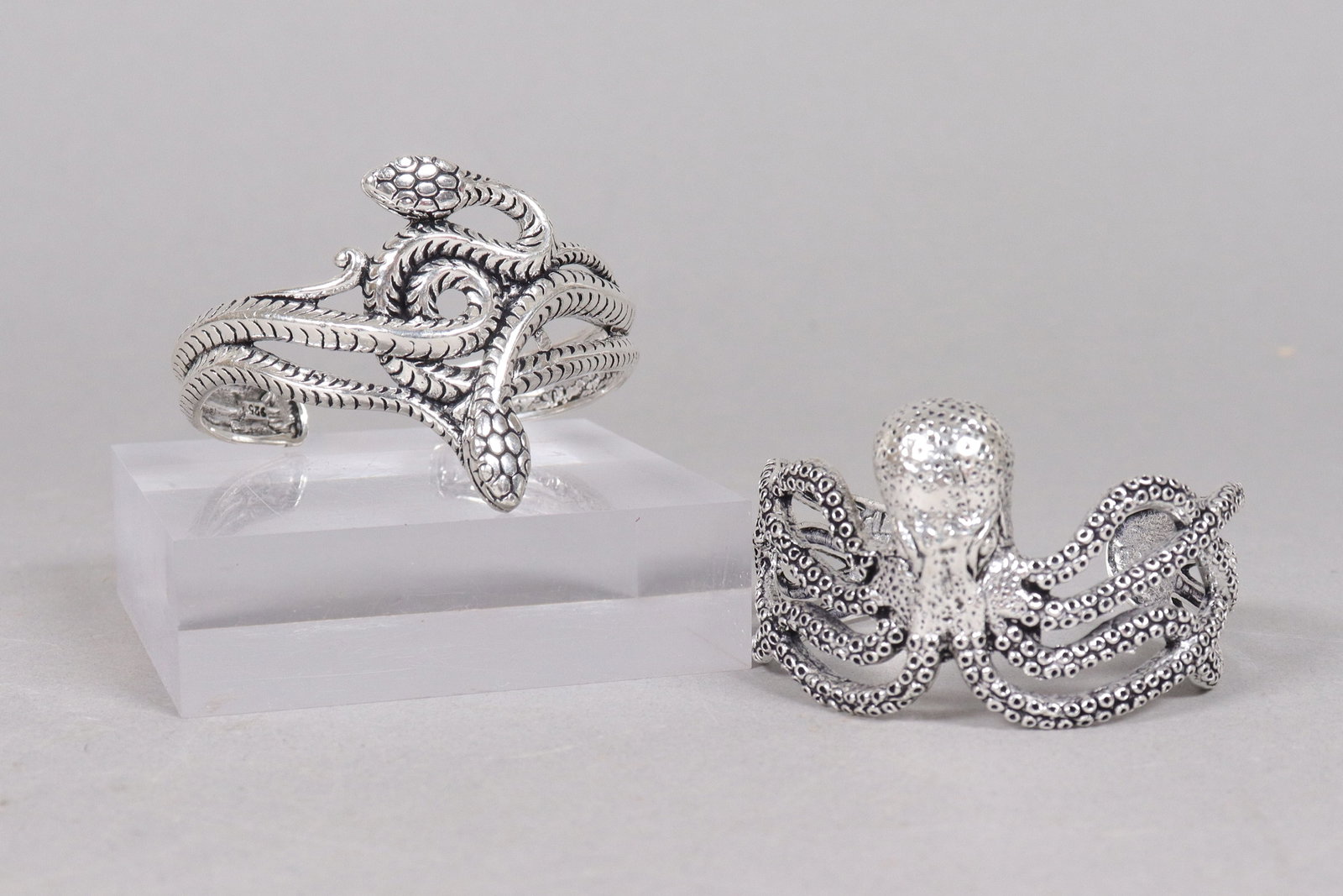 2 fine vintage bangles (1 of 7)