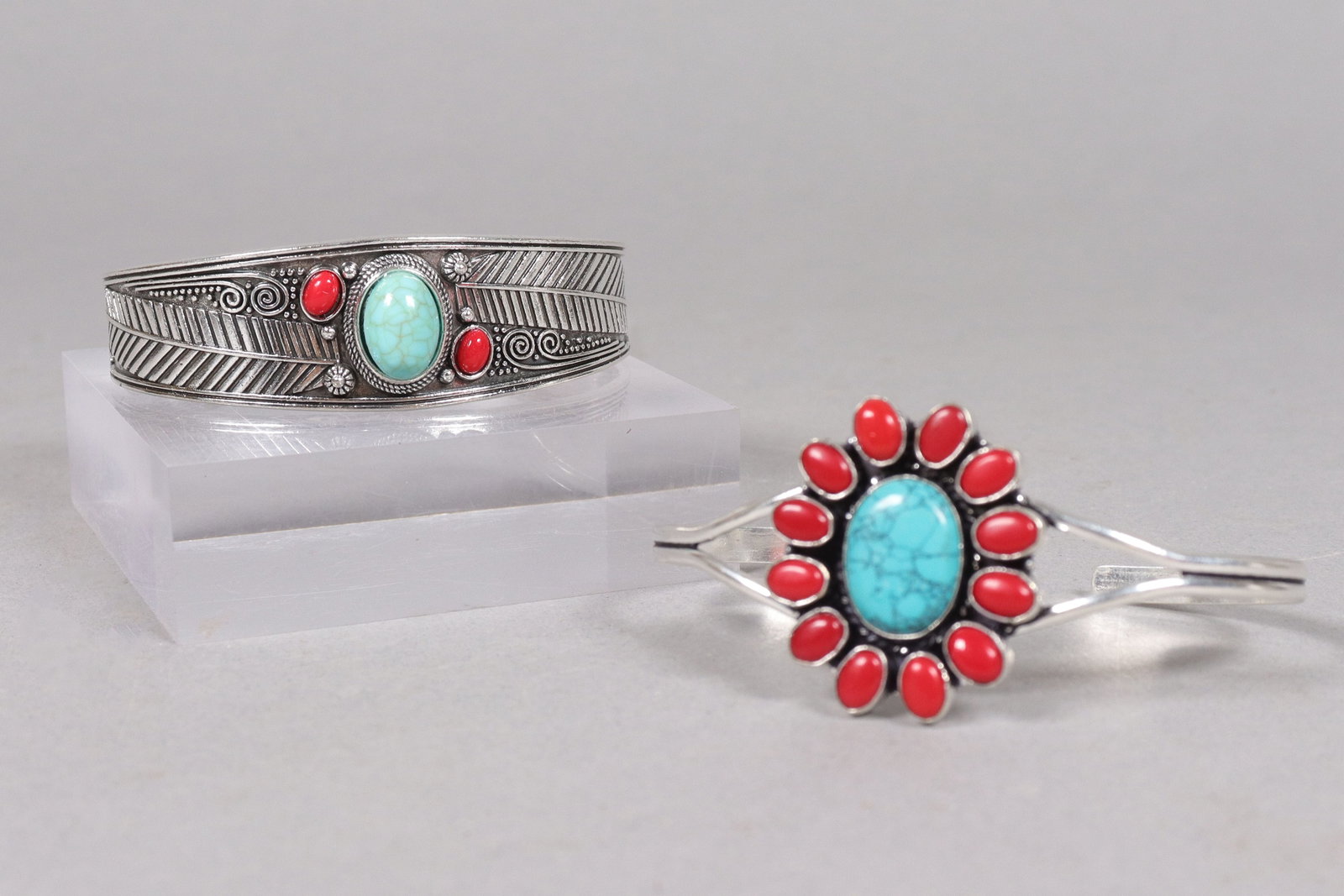 Lots estate fine bangles: Lots estate fine bangles.