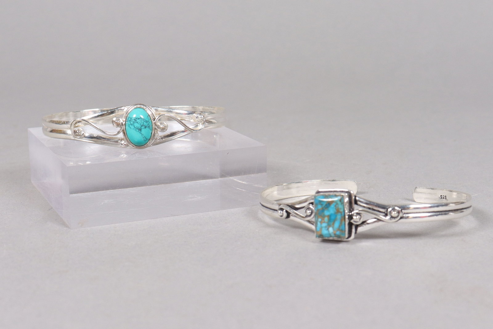 Lots estate fine bangles: Lots estate fine bangles.