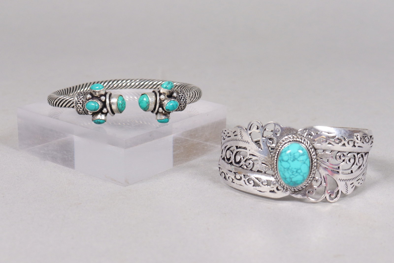 Lots estate fine bangles: Lots estate fine bangles.