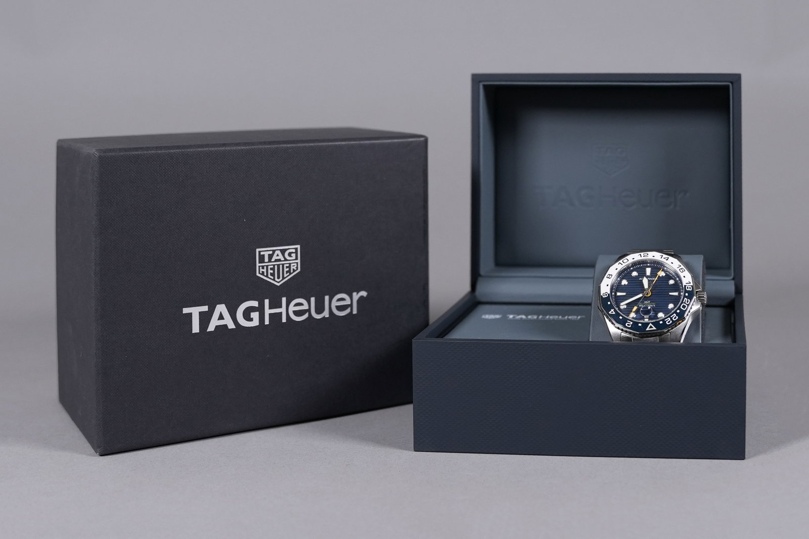 A fine Tagheuer stainless steel watch: A fine Tagheuer stainless steel fine watch. Comes with everything you see in the photo.