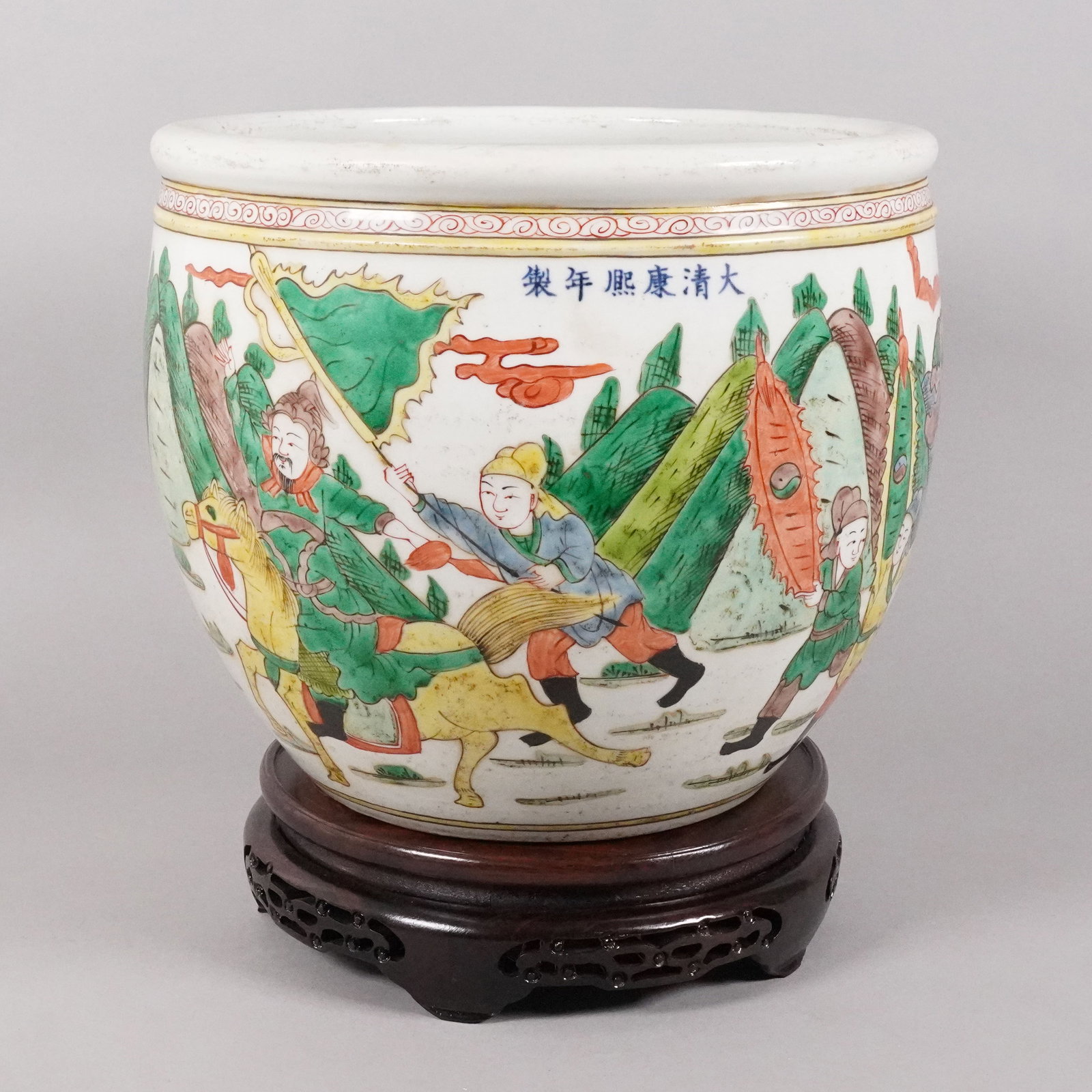 Chinese fine antique jar: Chinese antique jar. H: 9.5" x W: 10.8."