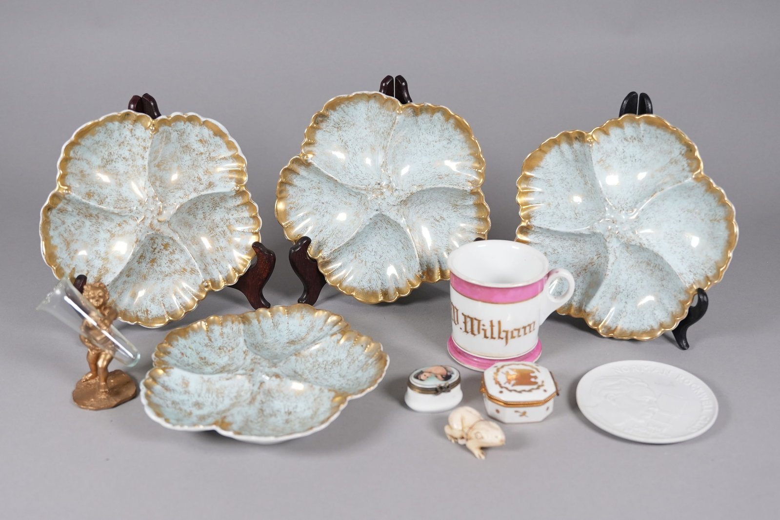 Lots estate porcelain items: Lots estate porcelain items.
