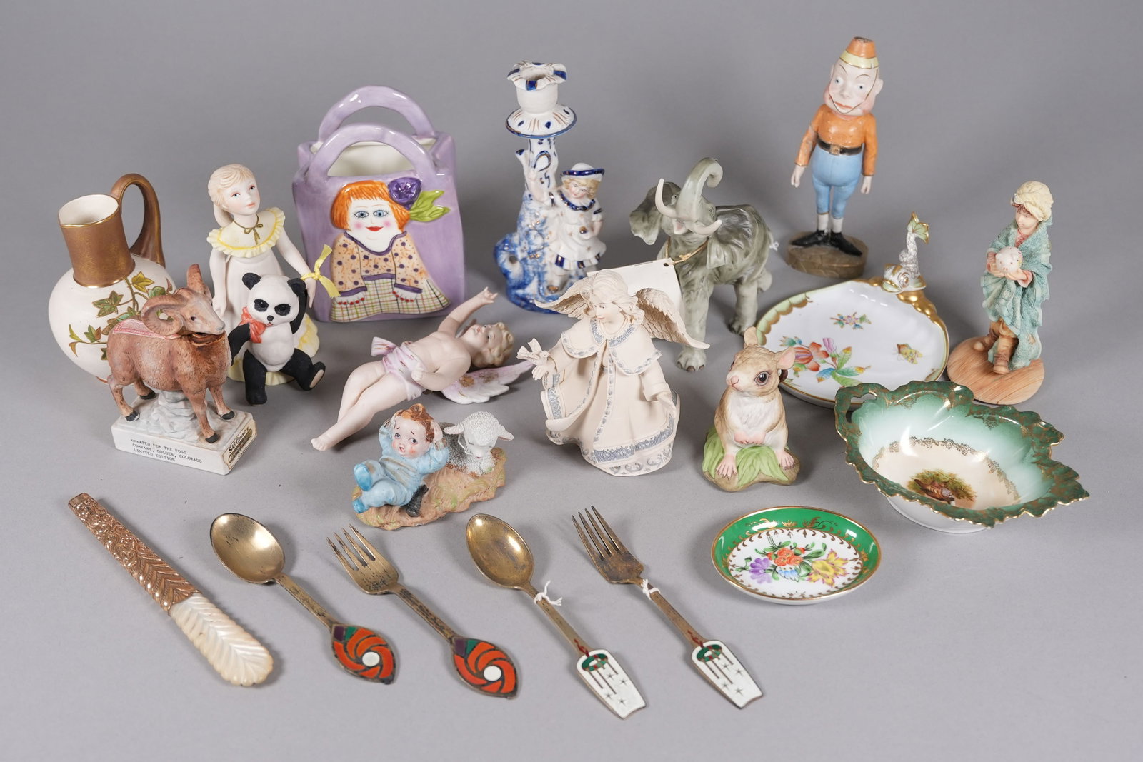 Lots vintage figurines estate: Lots vintage figurines, from an estate. Condition as is, no return. All sales are final.