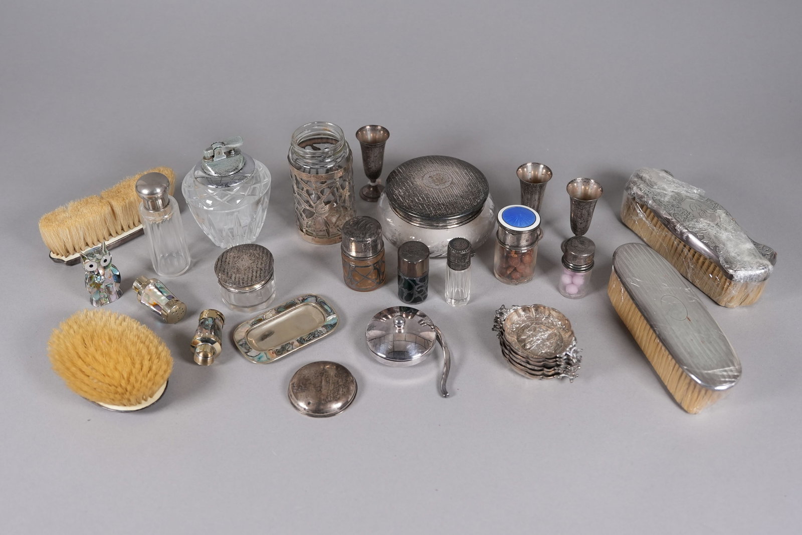 Lots vintate items possibly silver: Lots vintage items, from an estate. Some are possibly silver. All sales are final, no return.
