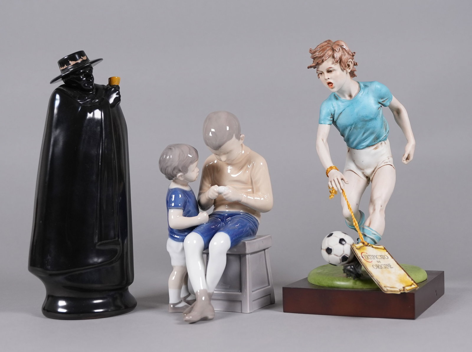 Lots vintage figurines: Lots vintage figurines. Largest H: 10.2" x W: 5.5."