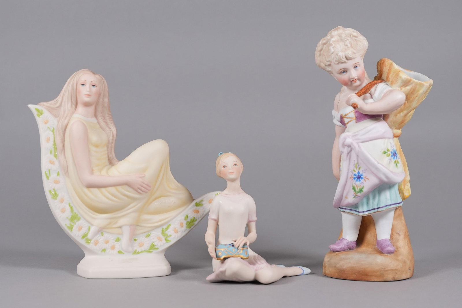 Lots vintage figurines: Lots vintage figurines. Largest H: 9.5" x W: 3.5."