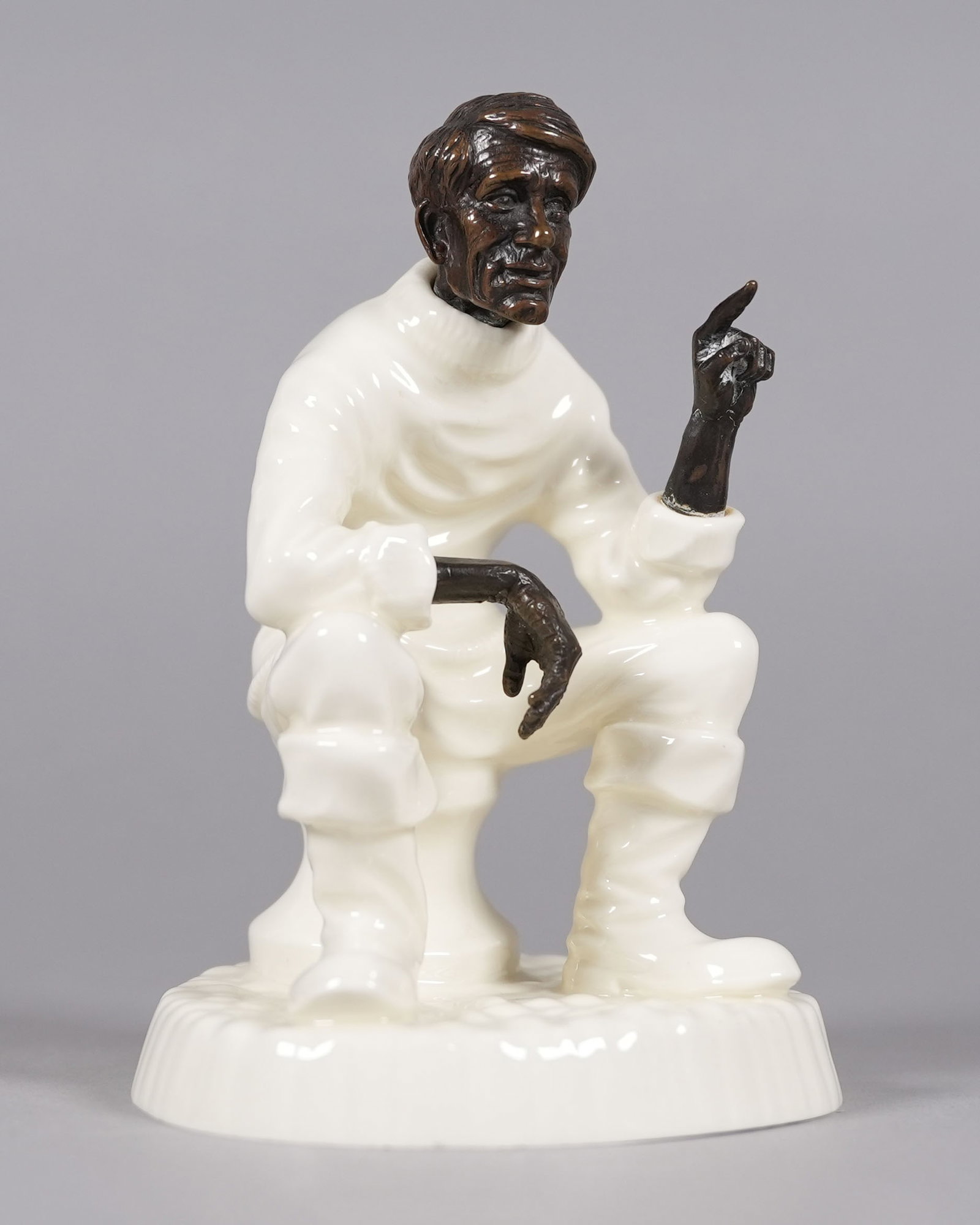 Fine vintage porcelain figurine: Fine vintage porcelain figurine.