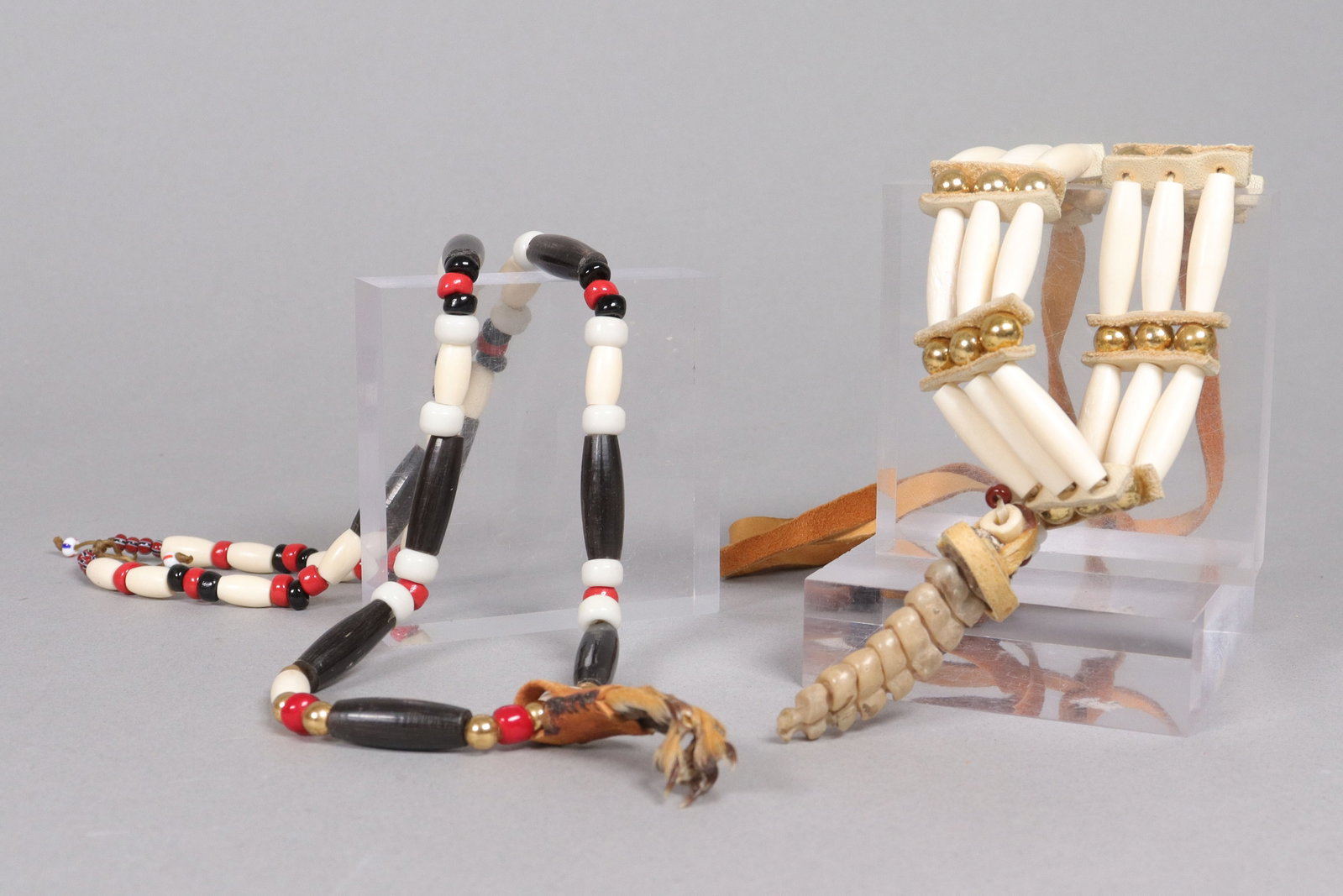 Lots tribal vintage necklaces: Lots tribal vintage necklaces.
