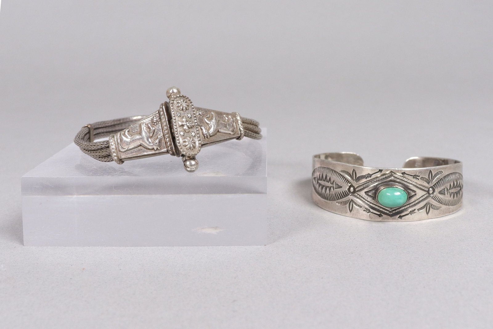 Lots vintage carved bracelets: Lots vintage carved bracelet.