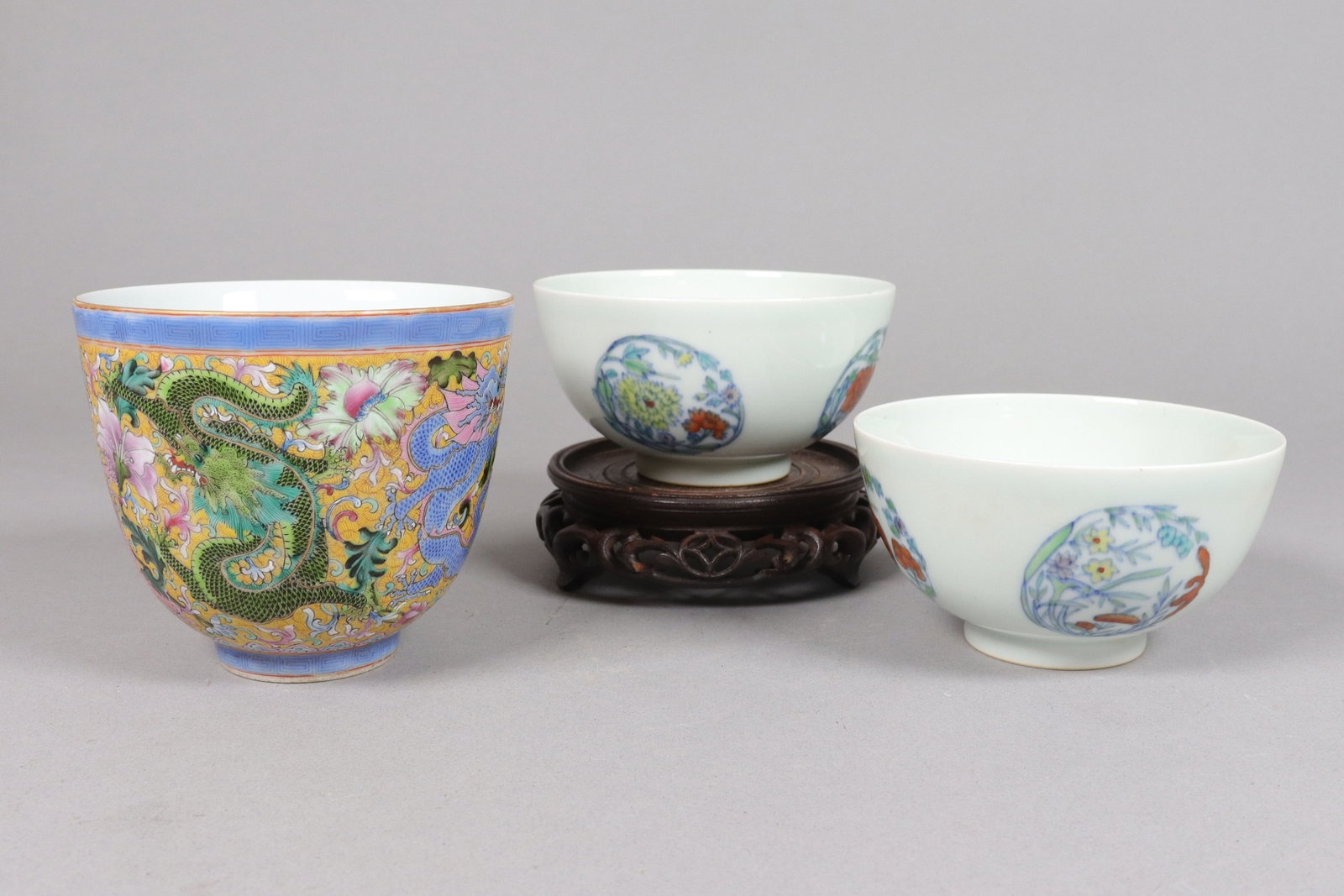 Lots Chinese fine bowls: Lots Chinese fine bowls. H: 2.5" x W: 4.65."