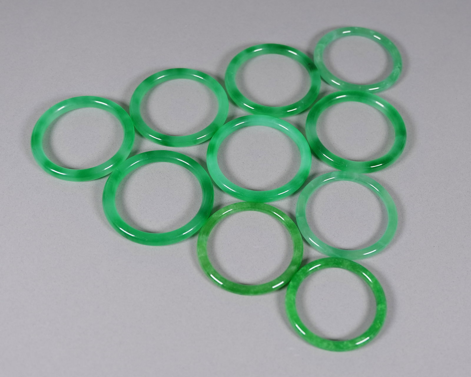 Lots Chinese fine bangles: Lots Chinese fine bangles.