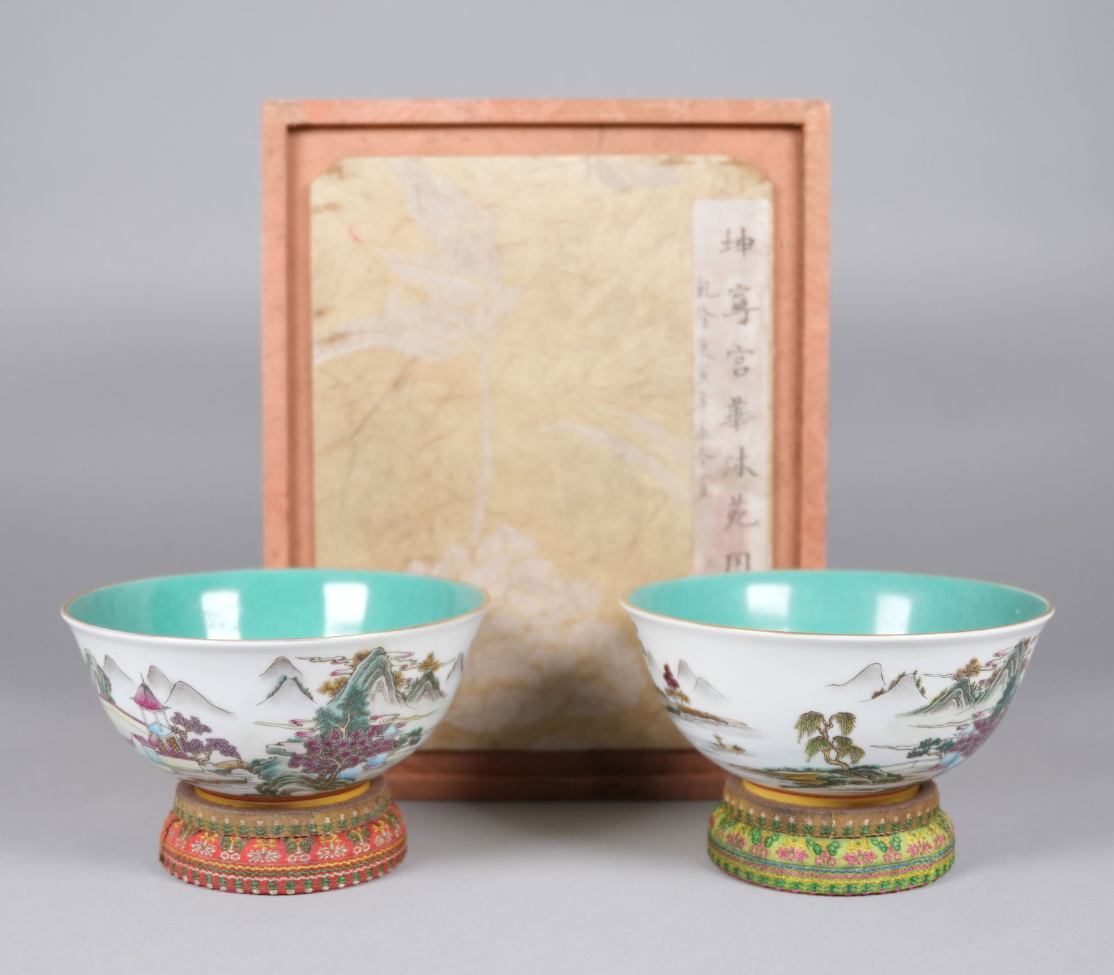 2 Chinese fine bowls with heavy silk box (1 of 7)