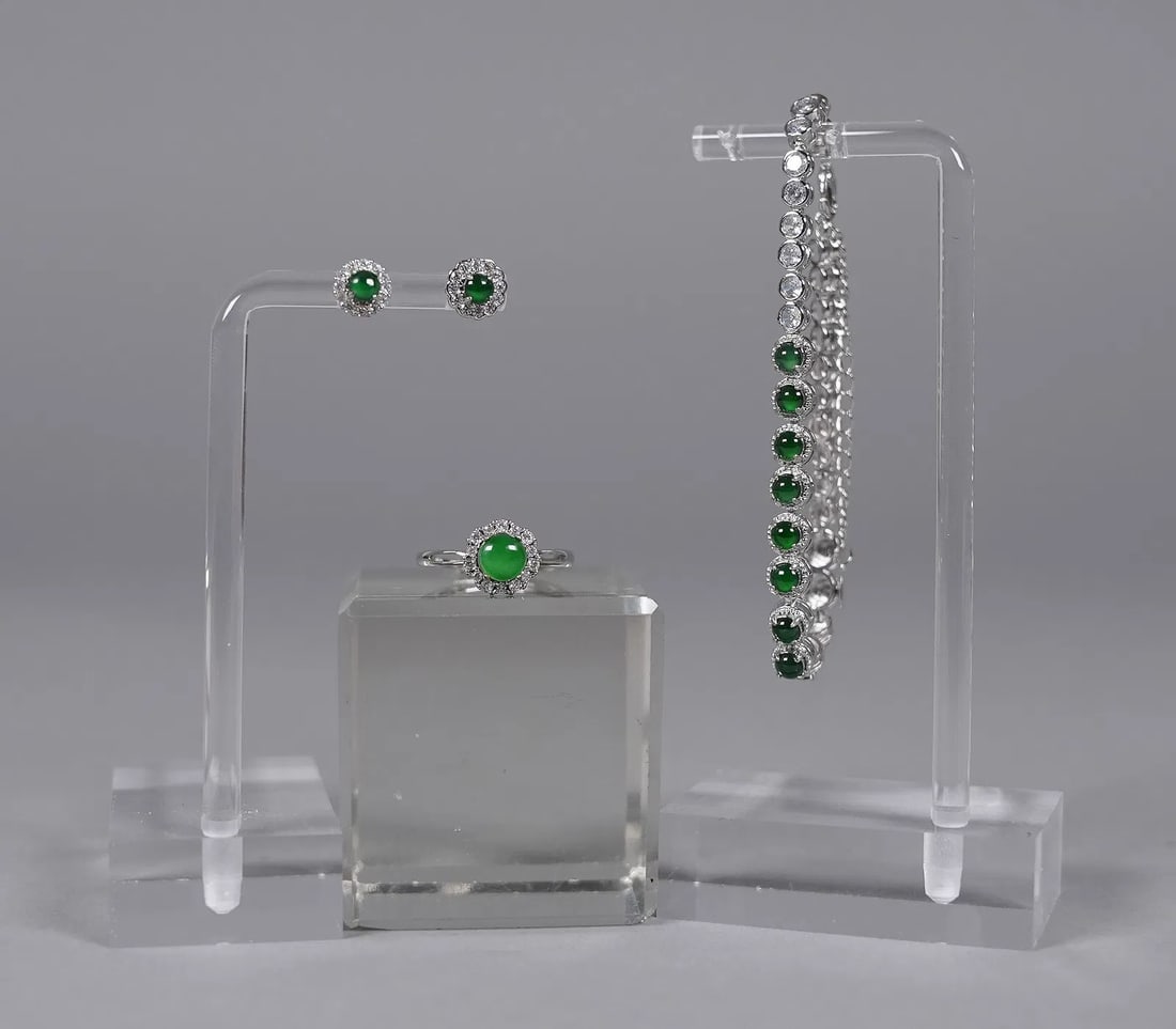 Set sterling natural apple green jadeite jewelry: Set sterling natural apple green jadeite fine jewelry.