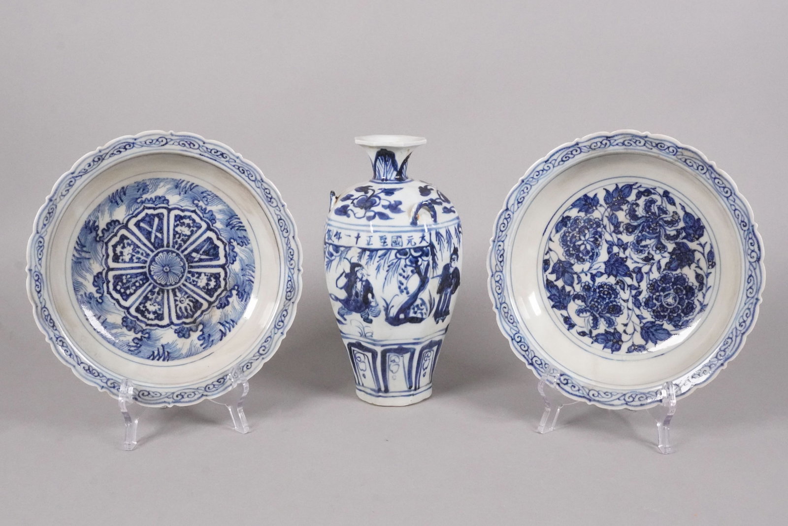 3 Chinese b/w porcelains: 3 Chinese fine blue and white porcelains. Largest H: 9" x W: 2.7."