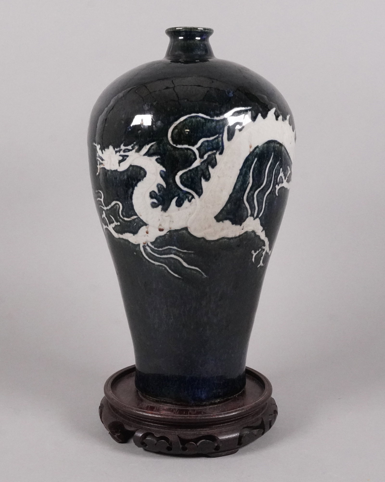 Chinese large dragon vase: Chinese large fine dragon vase. H: 13.4" x W: 7.3."