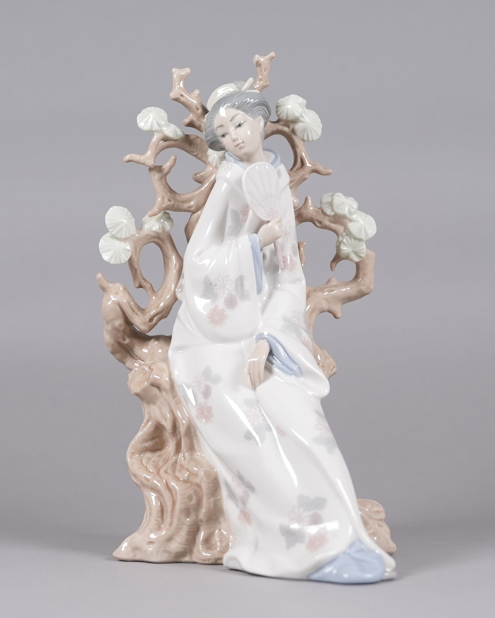 Lladro fine porcelain figurine: Lladro fine porcelain figurine. Condition selling it as is, has some damage to the hand. Please refer to detail photos. All sales are final, no return. H: 11.6" x W: 8."