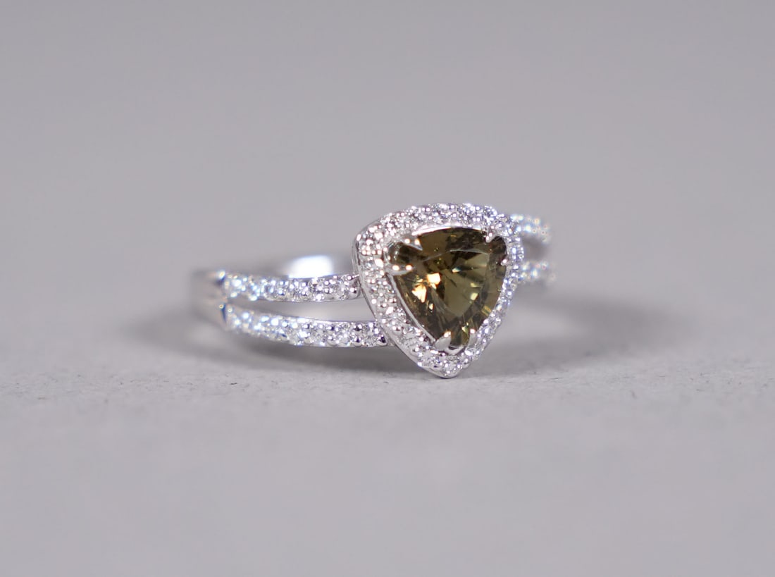 Platinum natural alexandrite chrysoberyl diamond ring GIA: Platinum natural alexandrite chrysoberyl diamond ring. Comes with GIA certificate. Total 1.20 carats alexandrite chrysoberyl and total 0.37 carats natural diamonds. US ring size 6.8.