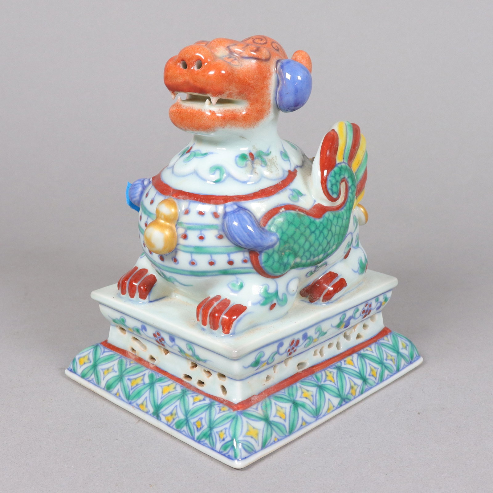 Chinese porcelain seal: Chinese porcelain seal. Condition selling it as is, has damage. All sales are final. H: 7" x W: 5.25."